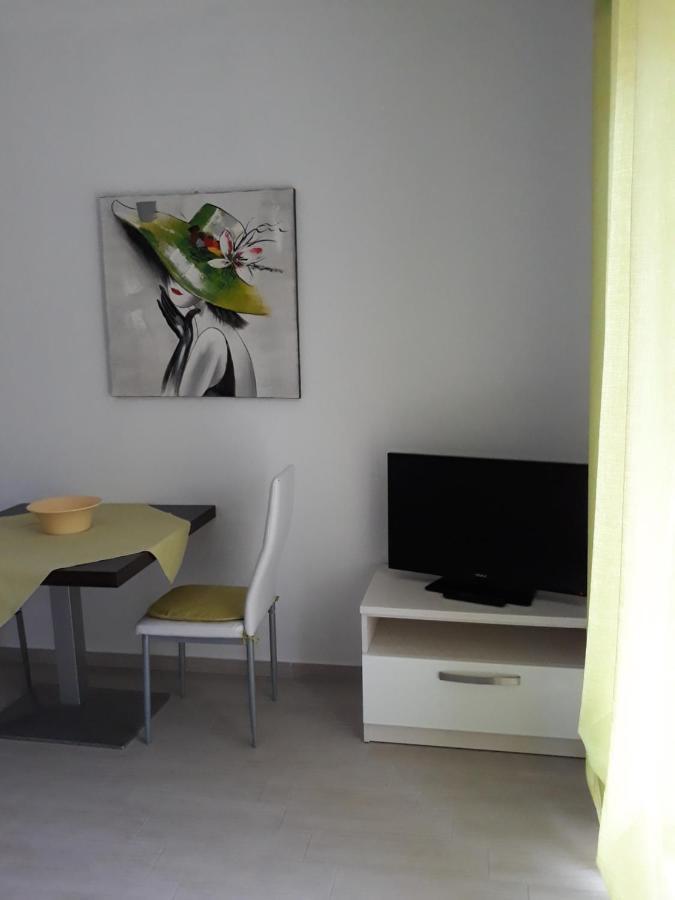 Apartment With Free And Private Parking Makarska Exterior foto
